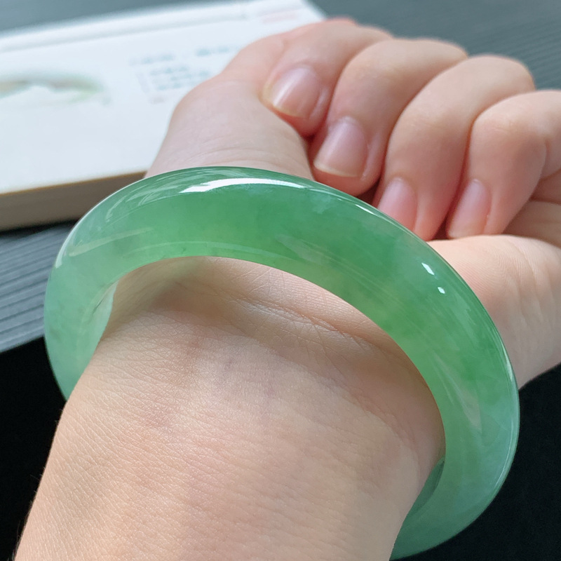 Lighting & Home Decor Studio Photos - Jadeit-Armband, burmesischer Eis-Wachs-Jade aus alten Minen,