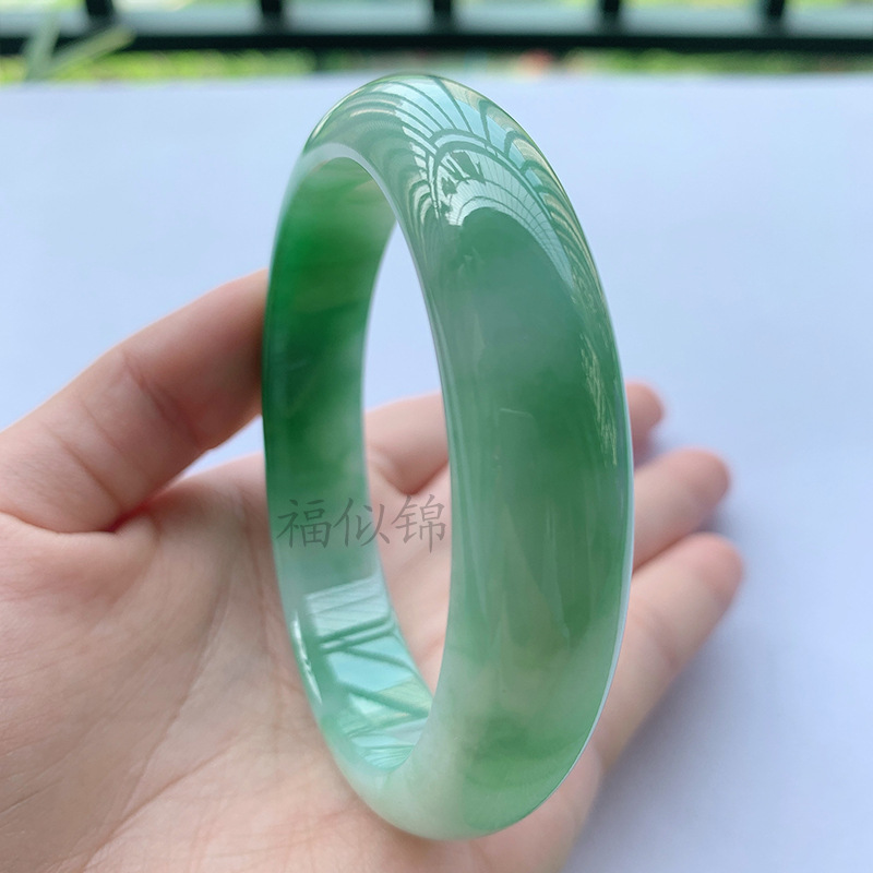 Lighting & Home Decor Studio Photos - Armband aus eisigem Jadeit aus einer