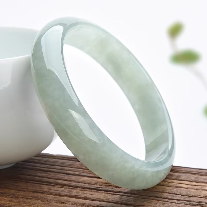 Lighting & Home Decor Studio Photos - Myanmarisches Armband aus alten Minen, helle